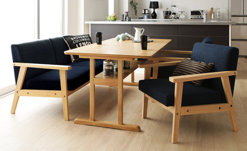 棚付きのテーブル＋カラー豊富な木肘ソファでおしゃれな北欧インテリア